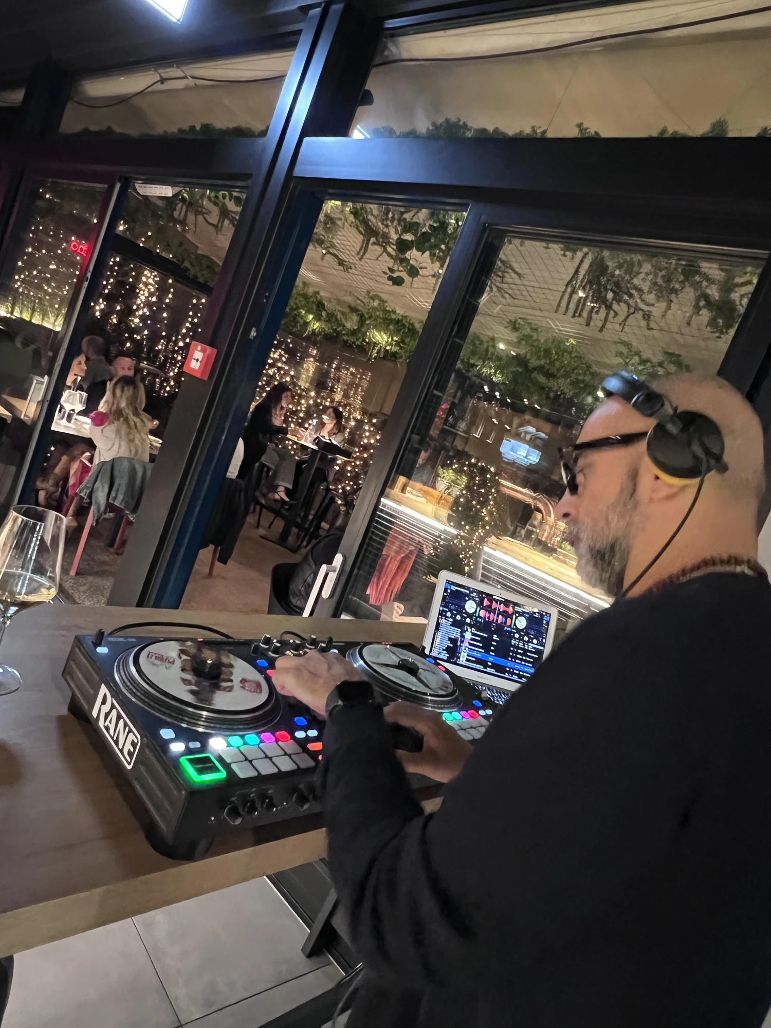 Il DJ alla consolle in veranda