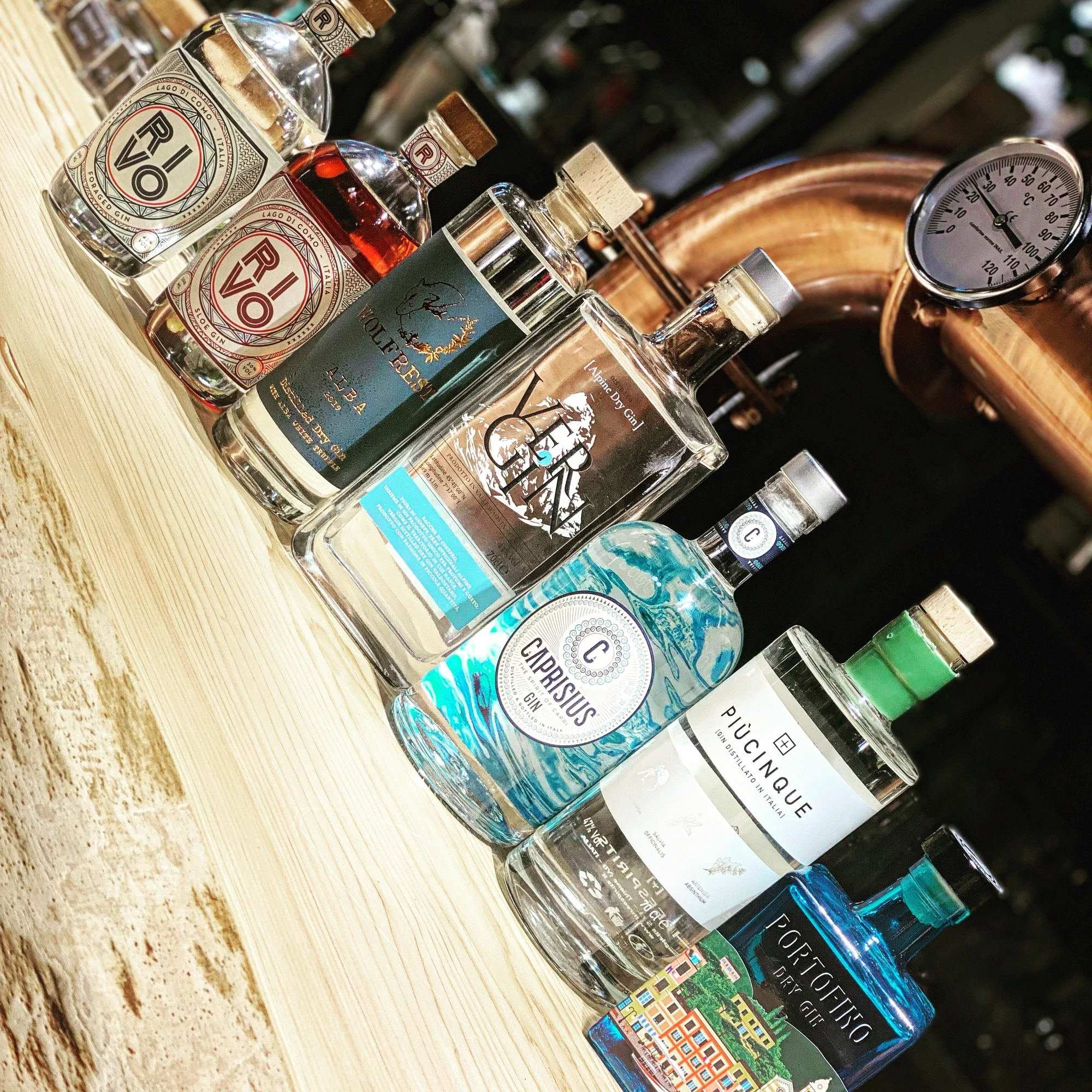 La collezione di gin sul banco