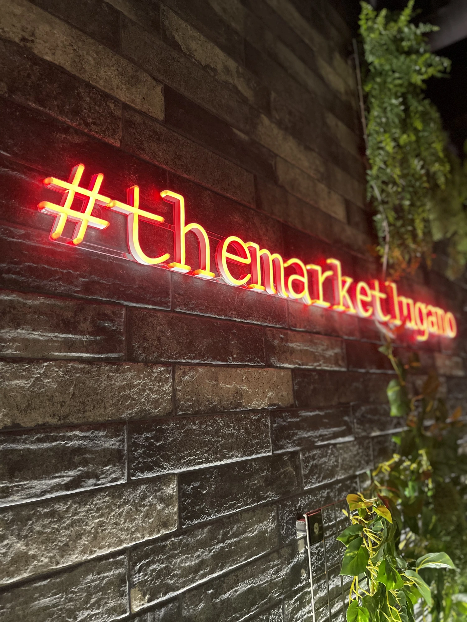 Il neon #themarketlugano
