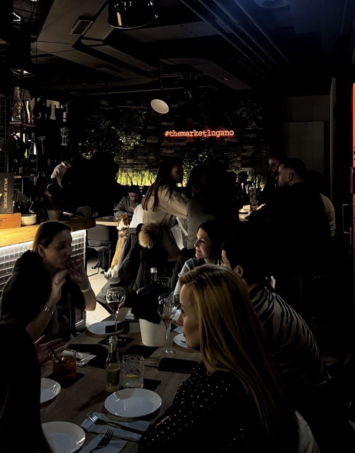La tavolata sotto il neon