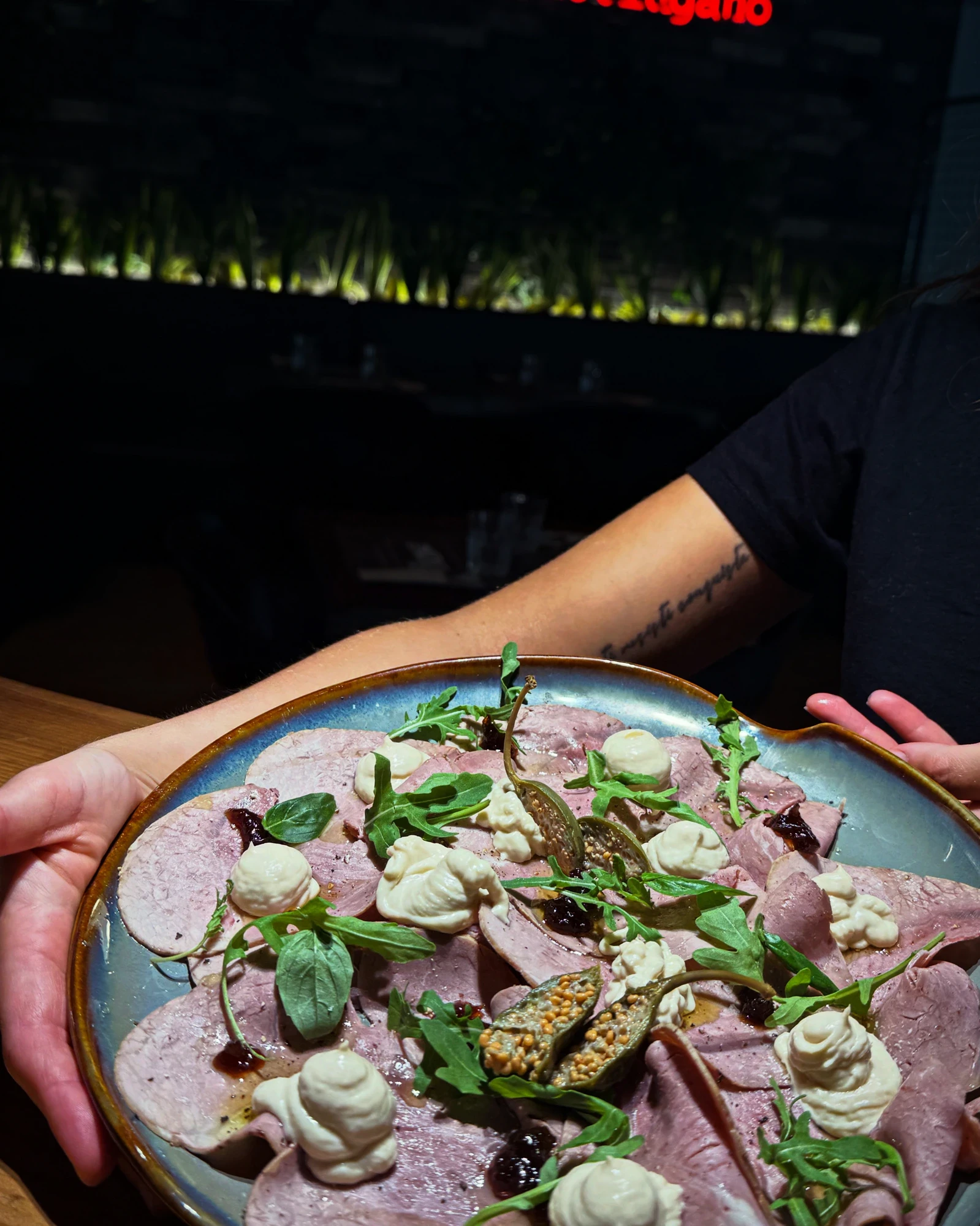 Il vitello tonnato servito al tavolo